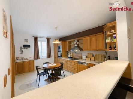 pohled kuchyně | Prodej - dům/vila, 320 m²