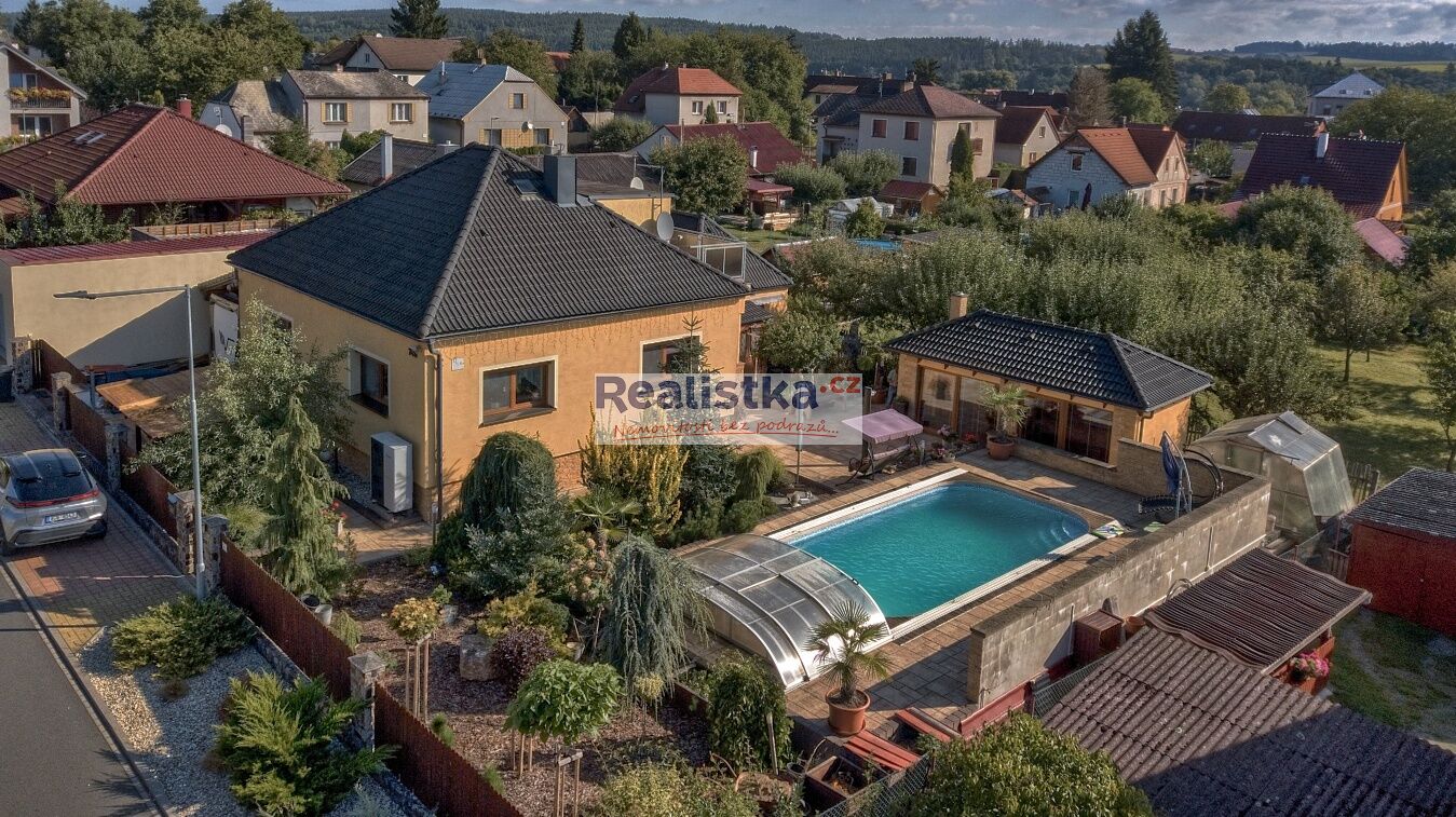 Rodinné sídlo s dvěma domy, bazénem a wellness pavilonem