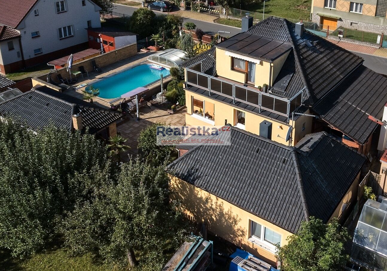 Rodinné sídlo s dvěma domy, bazénem a wellness pavilonem