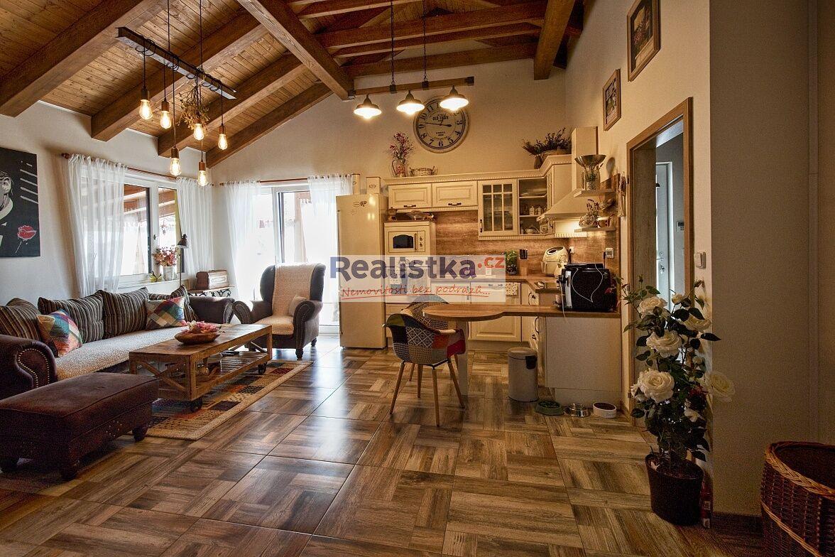 Výjimečný bezbariérový RD 4+kk s prosklenou terasou 93 m², FVE a pozemkem 1100 m² – Kbelany u Plzně