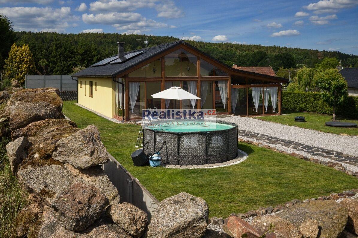 Rodinný dům 4+kk, 235 m², pozemek 1100 m² – 15 min od Plzně (Kbelany)