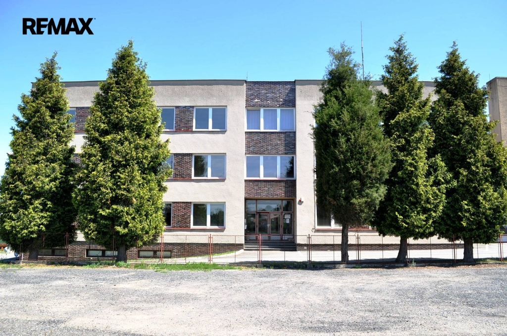 budova a parkování ...