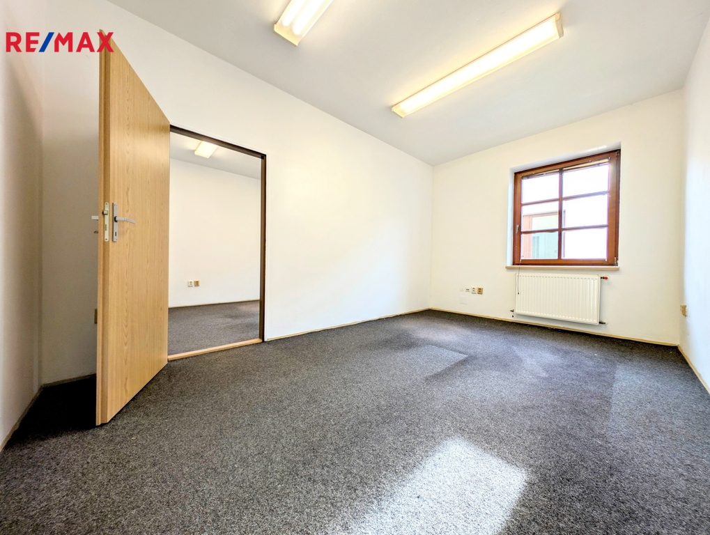 kanceláře v 2. NP ...