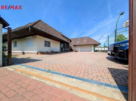 vstup od východu ... | Prodej - dům/vila, 950 m²