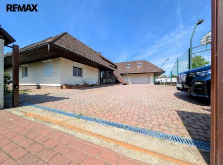 vstup od východu ... | Prodej - dům/vila, 950 m²