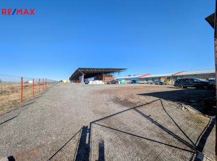 od vjezdu ... | Pronájem - skladovací prostor, 2 110 m²