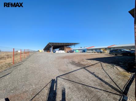 od vjezdu ... | Pronájem - skladovací prostor, 2 110 m²