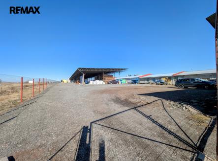 od vjezdu ... | Pronájem - skladovací prostor, 2 110 m²