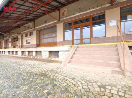 vstup přes společný prostor ... | Pronájem - skladovací prostor, 80 m²