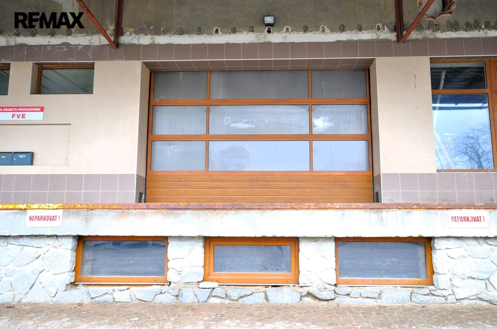 do skladu z rampy ...