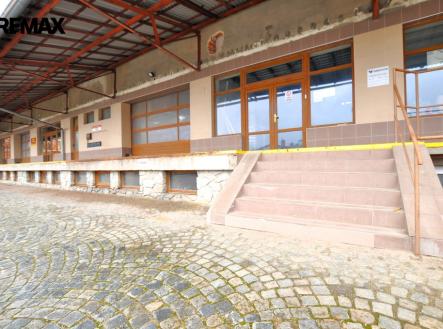 vstup přes společný prostor ... | Pronájem - skladovací prostor, 80 m²