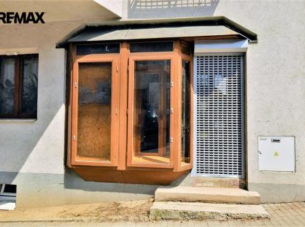 vstup a výklad ... | Pronájem - obchodní prostor, 33 m²