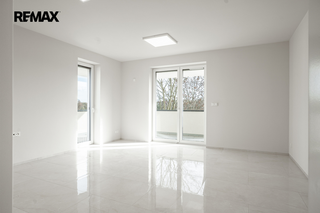 velký pokoj se vstupy na balkon ...