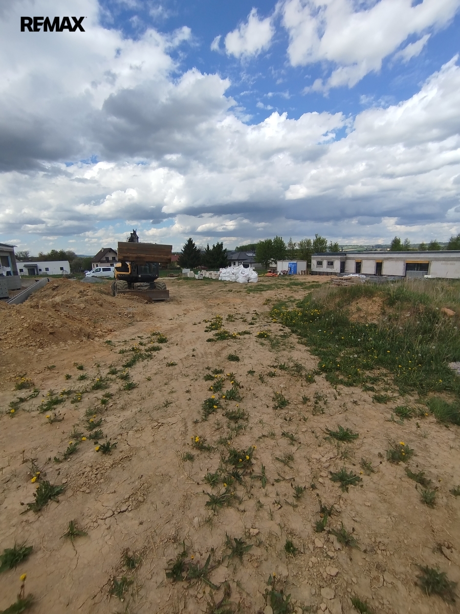 Pozemek se stavebním povolením, zasíťovaný, moderní ulice