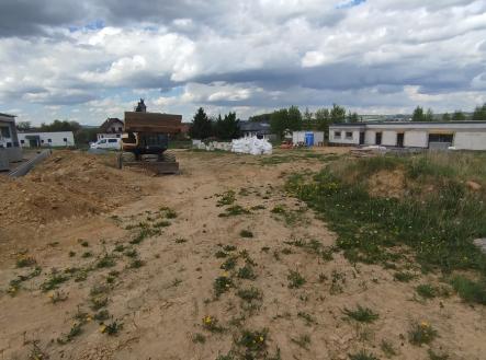 Pozemek se stavebním povolením, zasíťovaný, moderní ulice | Prodej - pozemek, zahrada, 952 m²