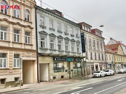 Pohled na nemovitost z ulice Rudolfovská | Prodej - restaurace, 120 m²