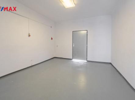 Pronájem - skladovací prostor, 492 m²