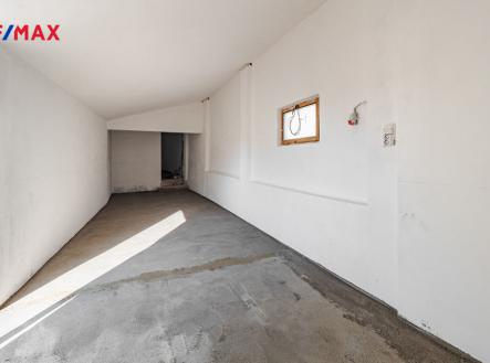 Pronájem - skladovací prostor, 492 m²
