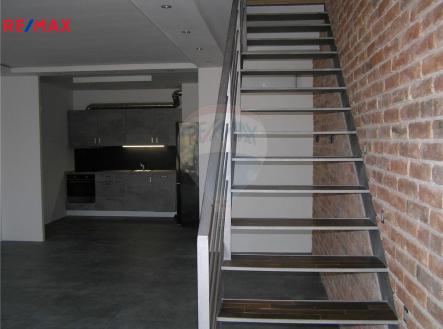 vstup do 2 podlaží | Pronájem bytu, atypický, 168 m²