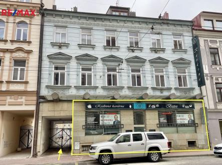 Pohled na nabízenou nemovitost, vstup/vjezd do dvora. | Prodej - obchodní prostor, 120 m²