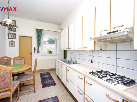 Přízemí - Kuchyň ( Byt 2+1) | Prodej - dům/vila, 195 m²
