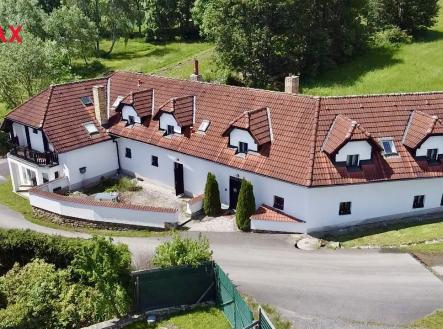 Pohled na dům s pozemky | Prodej - dům/vila, 381 m²