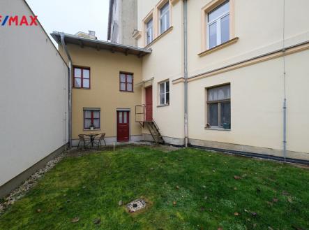 Byt (ateliér) ve formě domku v mezibloku se zahrádkou | Prodej bytu, 2+kk, 45 m²