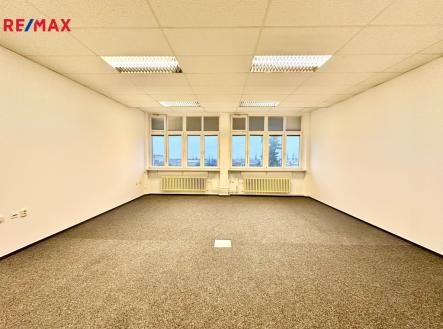 místnost se zátěžovým kobercem | Pronájem - kanceláře, 50 m²