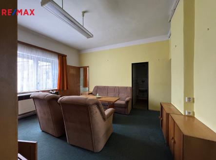 Obývací pokoj se vstupem do kuchyně a koupelny | Prodej - dům/vila, 125 m²