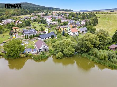 Celkový pohled s rybníkem | Prodej - chata/rekreační objekt, 108 m²