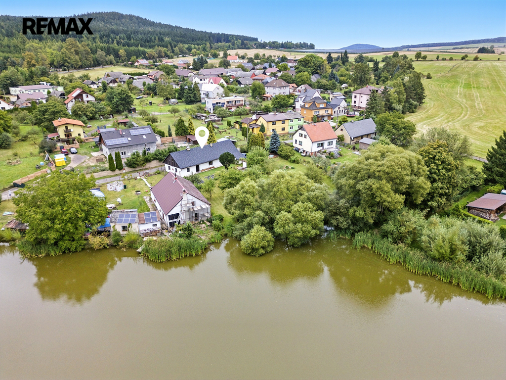 Celkový pohled s rybníkem