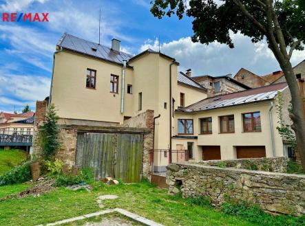 Pohled ze dvora na nově zateplenou fasádu | Prodej - nájemní dům, 333 m²