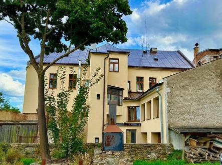 Pohled ze dvora na nově zateplenou fasádu | Prodej - nájemní dům, 333 m²