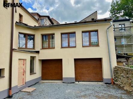 Dvě garáže v suterénu | Prodej - nájemní dům, 333 m²