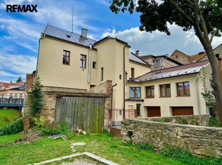 Pohled ze dvora na nově zateplenou fasádu | Prodej - nájemní dům, 333 m²