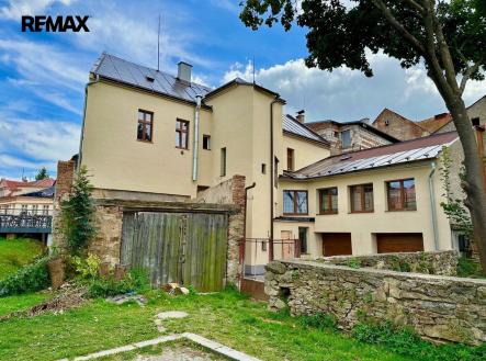 Pohled ze dvora na nově zateplenou fasádu | Prodej - nájemní dům, 333 m²