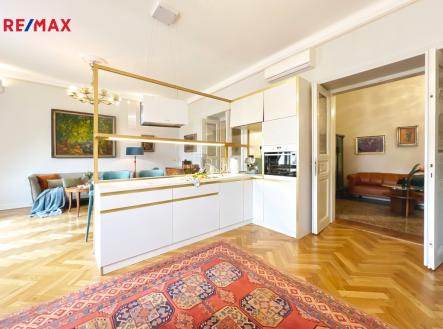 Celý byt prošel důmyslnou a citlivou rekonstrukcí, která respektuje původní architekturu a zároveň přináší komfort moderního života. | Prodej bytu, atypický, 125 m²