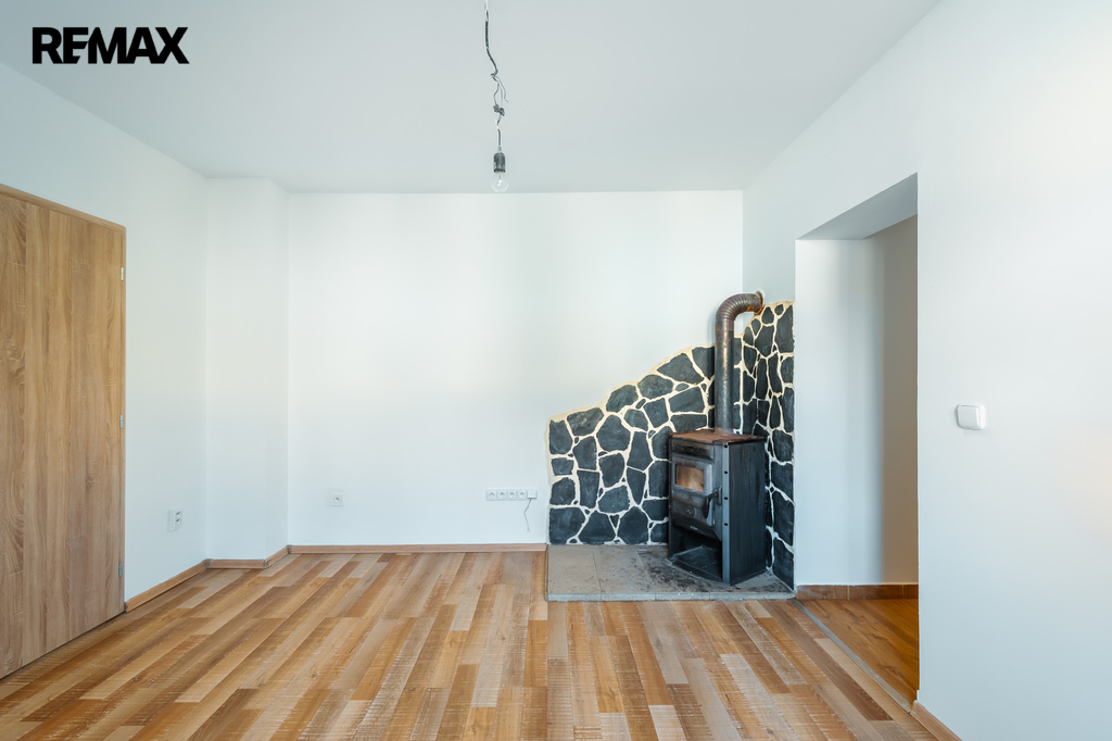 obývací pokoj s krbem