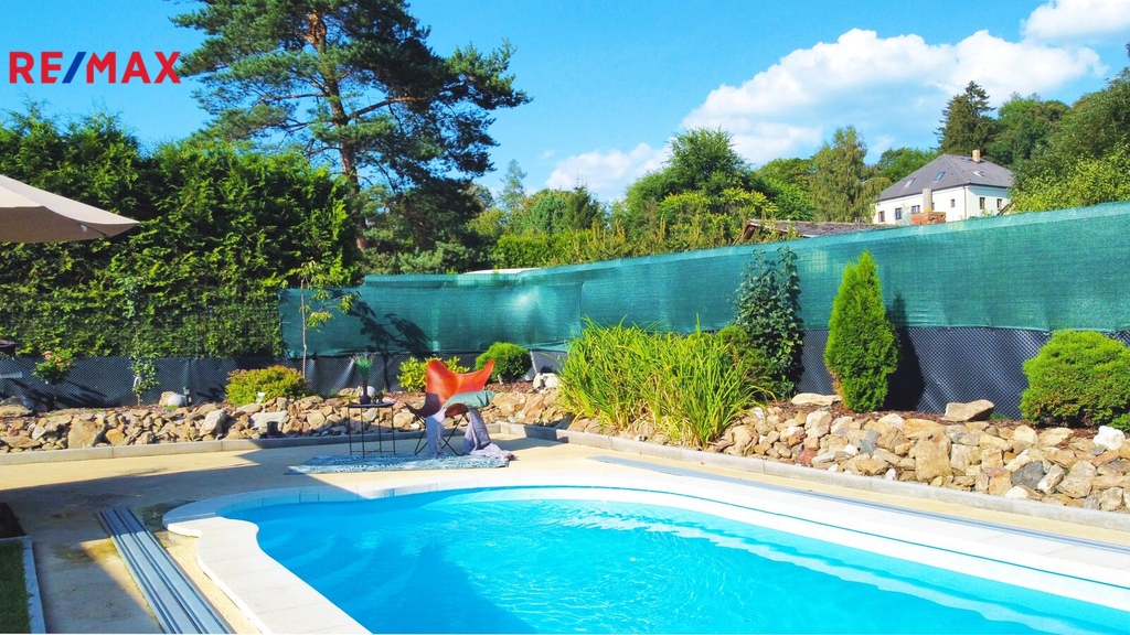 Oválný bazén 18 m2 s tepelným čerpadlem a posuvným krytím