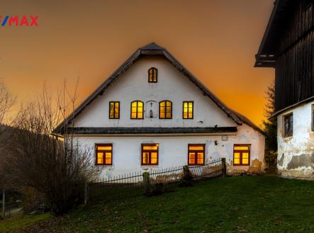 pohled na chalupu večerní | Prodej - chata/rekreační objekt, 175 m²