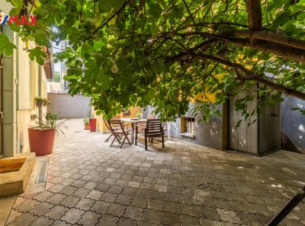 Pohled na dvůr | Prodej - obchodní prostor, 60 m²