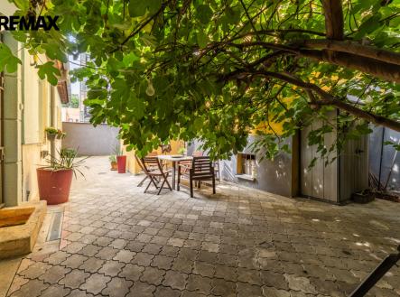 Soukromý dvůr | Prodej - obchodní prostor, 60 m²