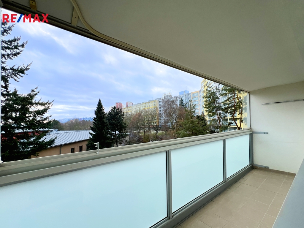 Jedním z nejpříjemnějších míst bytu je prostorná lodžie orientovaná do klidného vnitrobloku směrem na východ.  Ranní světlo, výhled do zeleně a ticho, které v Praze nebývá samozřejmostí.