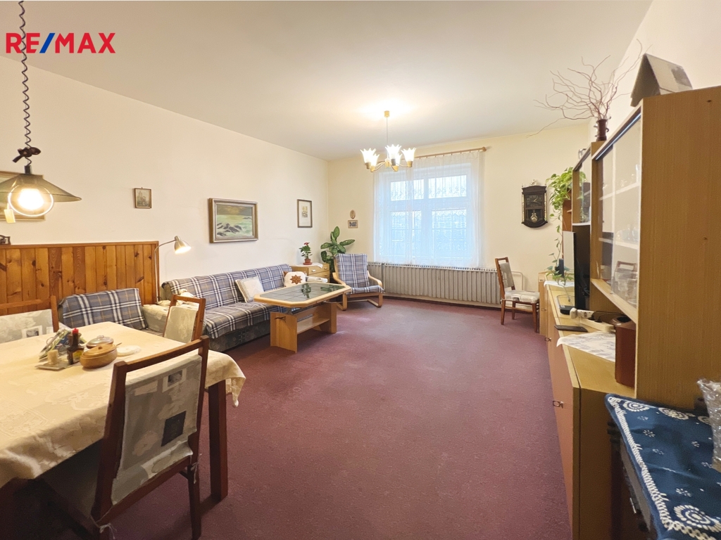 Prostorný obývací pokoj s okny orientovanými na jižní stranu