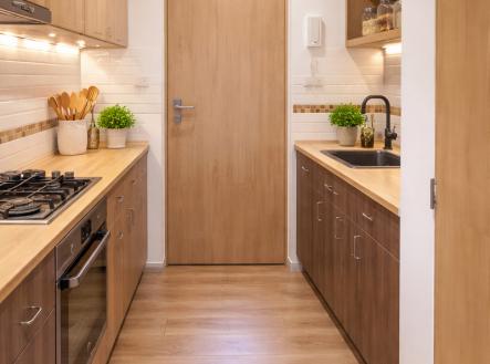 moderni-uzka-kuchyne-s-drevem-vizualizace.png | Prodej bytu, 3+kk, 50 m²