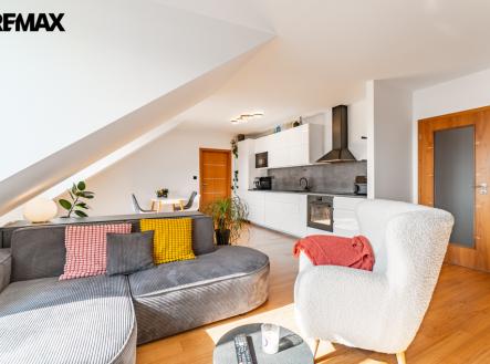 Obývací prostor s jídelnou a kuchyňským koutem | Prodej bytu, 3+kk, 110 m²