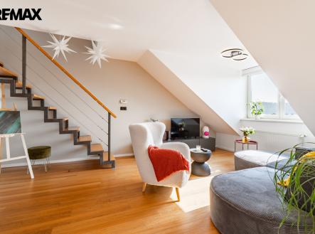 Obývací pokoj se schodištěm | Prodej bytu, 3+kk, 110 m²