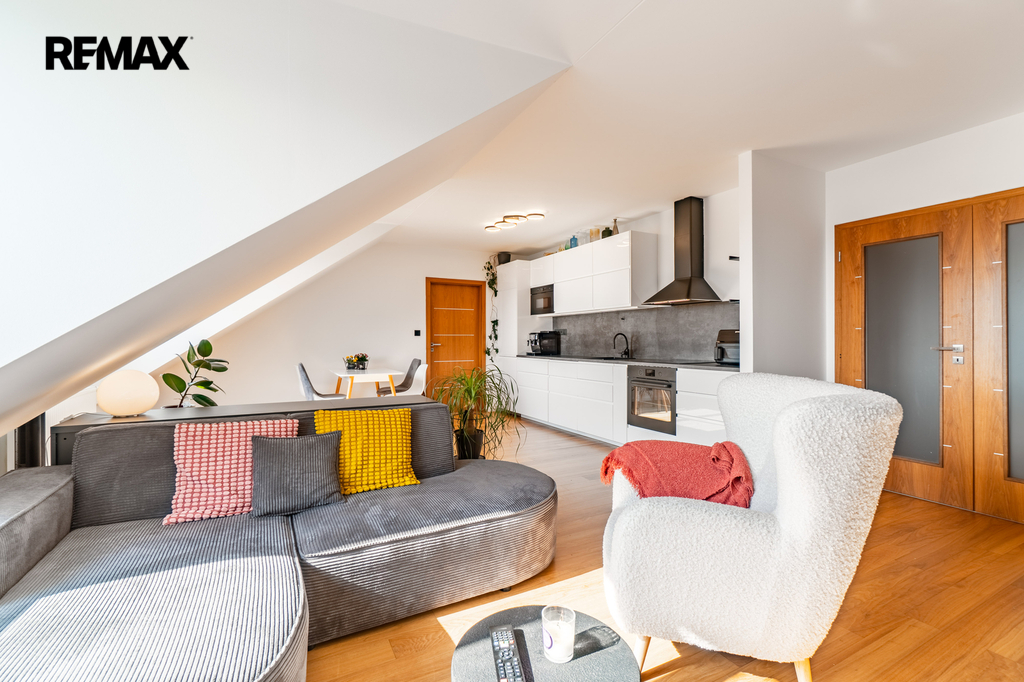 Obývací prostor s jídelnou a kuchyňským koutem