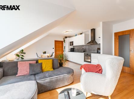 Obývací prostor s jídelnou a kuchyňským koutem | Prodej bytu, 3+kk, 110 m²