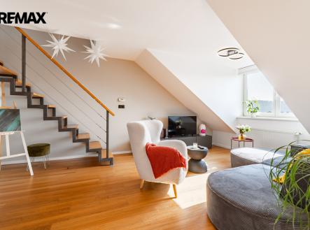 Obývací pokoj se schodištěm | Prodej bytu, 3+kk, 110 m²